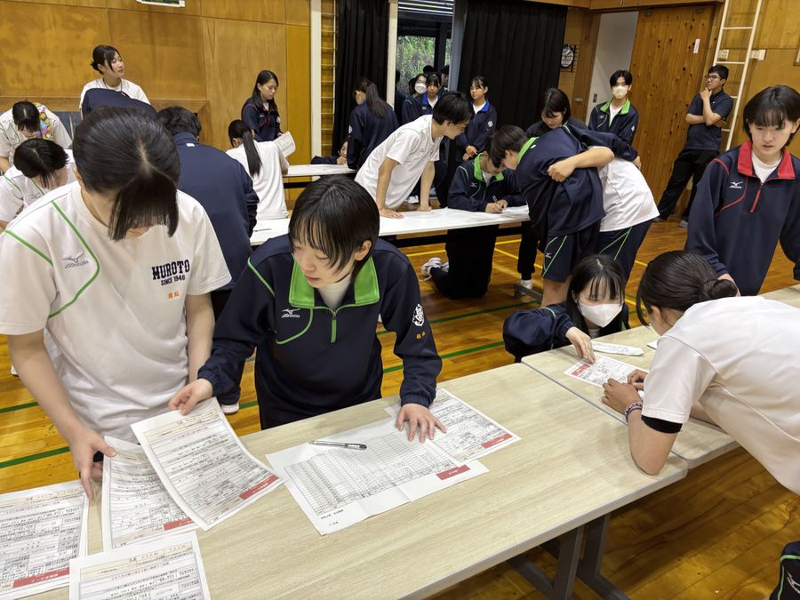 避難所の受付訓練をする生徒（室戸市室津の室戸高校）