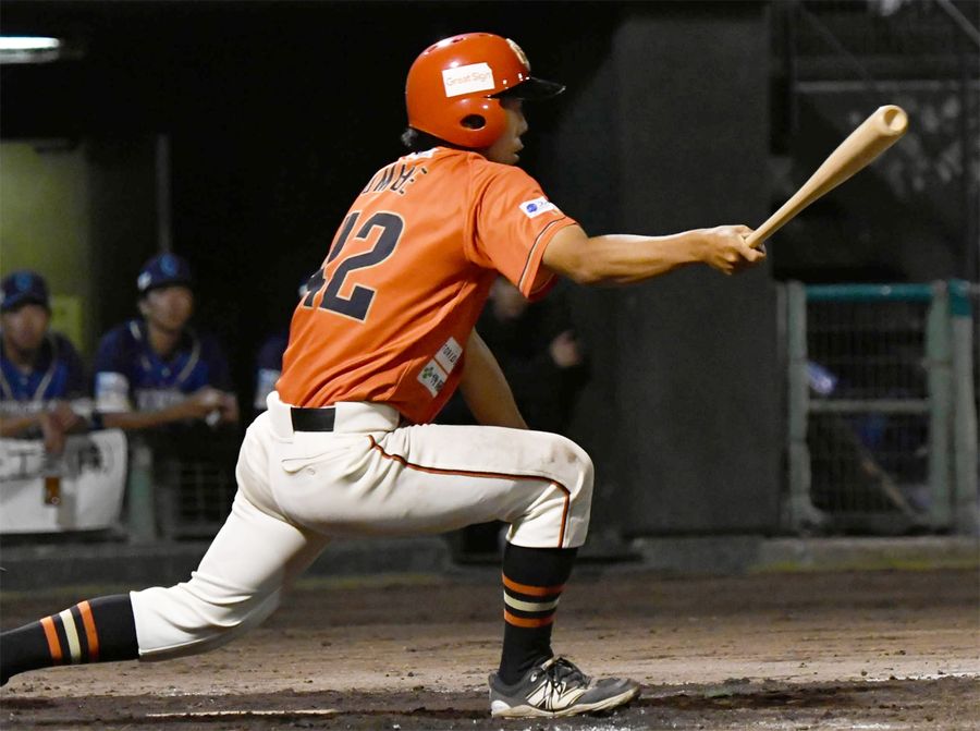 打撃好調な切り込み隊長海辺。打率４割２分でリーグ首位を走る（高知市の日本トーター野球場）