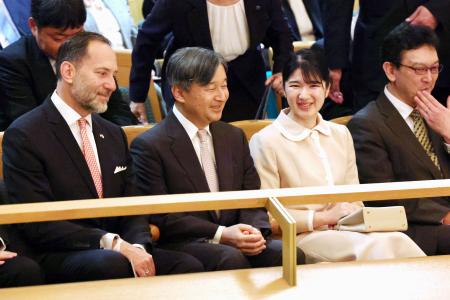 ウィーン少年合唱団に拍手 天皇陛下と愛子さま、東京 | 高知新聞