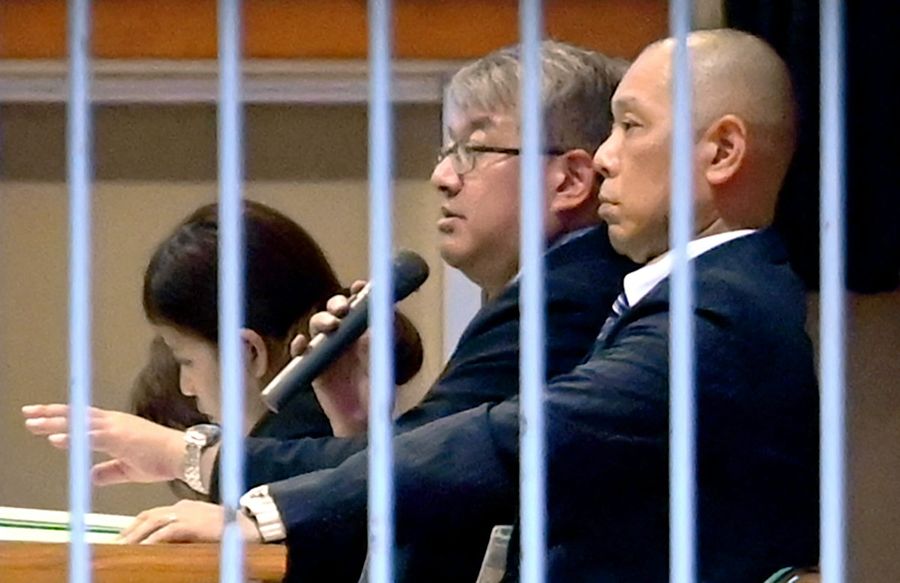 本年度の水泳授業について保護者に説明する藤原祐三校長=右から2人目(高知市長浜の長浜小学校)