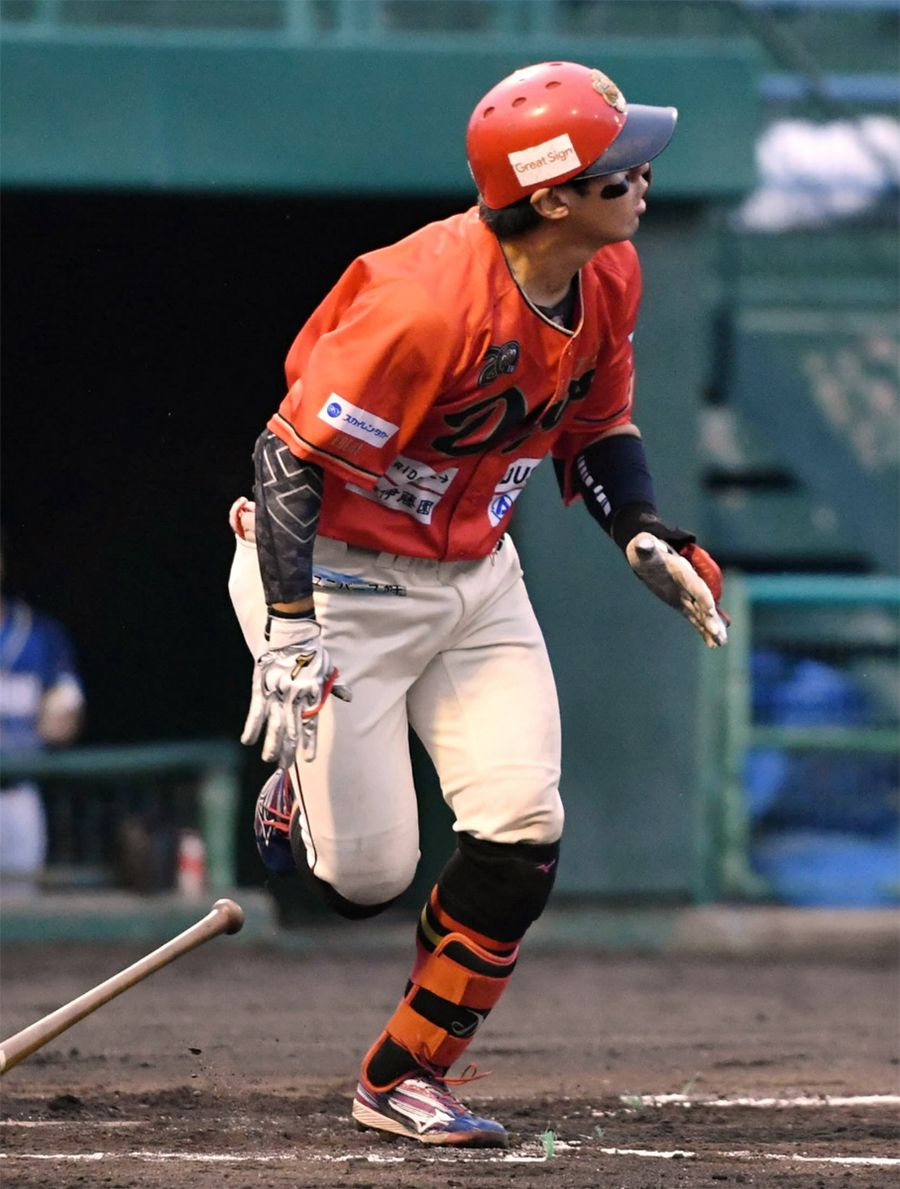 【高知ＦＤ―徳島ＩＳ】２回裏高知無死走者なし、斗夢が左中間方向に本塁打を放ち、１―１の同点とする（日本トーター野球場）