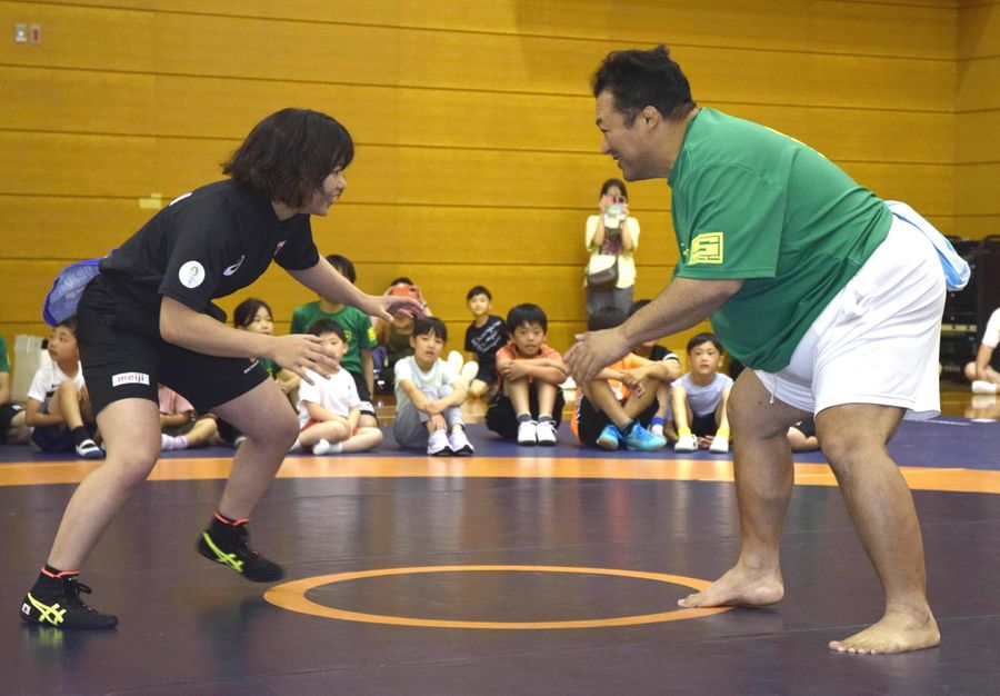 「しっぽ取り」で対決する桜井つぐみ選手（左）と豊ノ島さん（宿毛市総合運動公園）