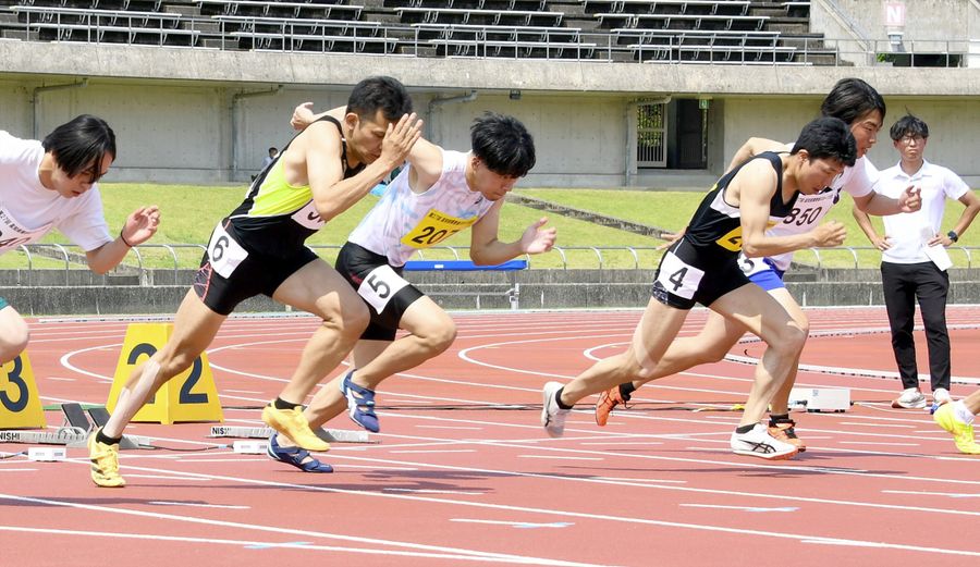 スタートランプが使われた陸上男子１００メートル特別決勝（高知市春野町芳原の春野総合運動公園陸上競技場）
