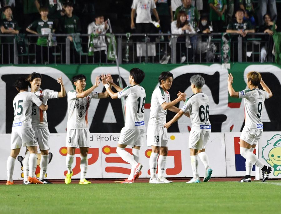 【岐阜―高知】前半３２分、高知Ｕ・三好（６６）＝右から２人目＝のゴールを喜ぶイレブン（岐阜市の岐阜メモリアルセンター長良川競技場）