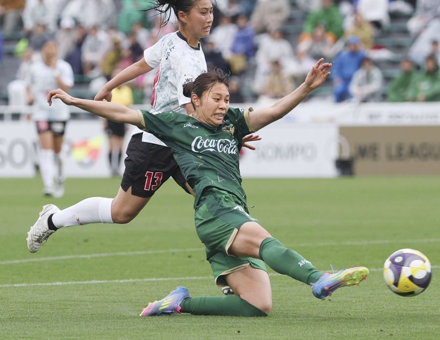 サッカー女子のＷＥリーグで最優秀選手に選ばれた、日テレ東京Ｖの山本柚月選手（手前）