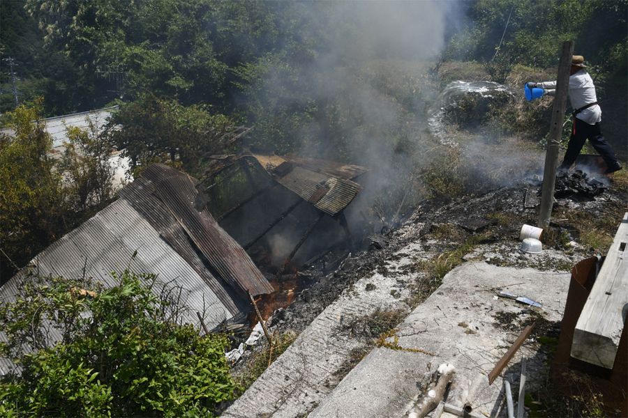 小屋が全焼した火災現場（本山町本山）