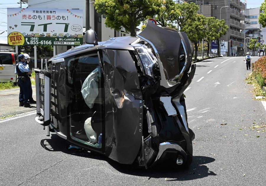 乗用車が横転した事故現場(5日午前11時40分ごろ、高知市東秦泉寺=写真は一部加工しています)