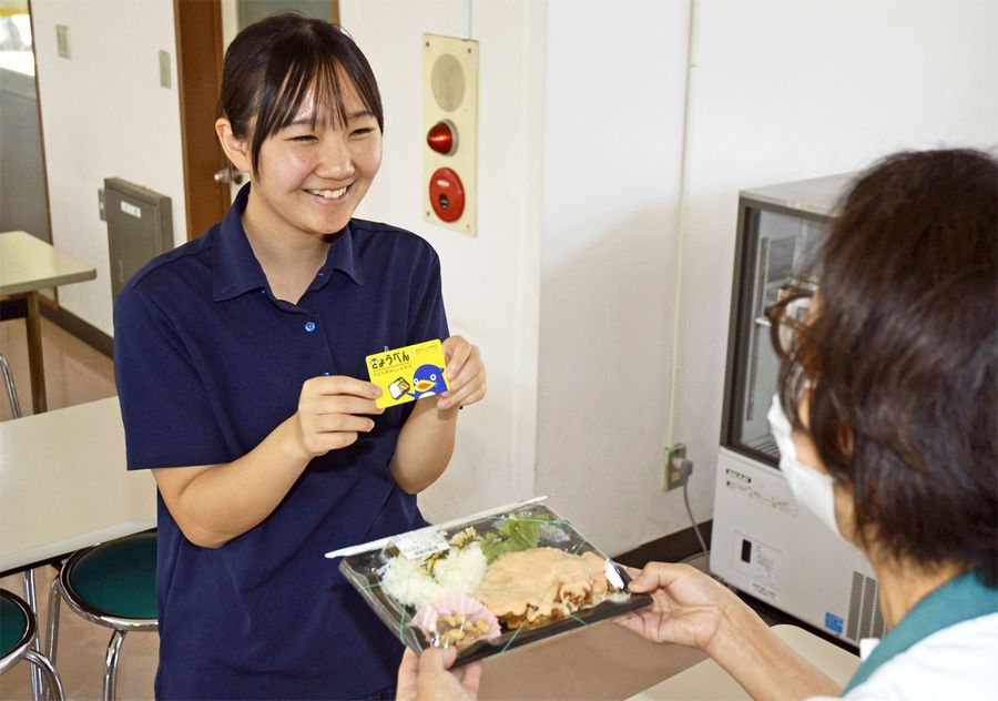専用カードを提示して弁当を受け取る生徒（香美市土佐山田町旭町３丁目の山田高校）