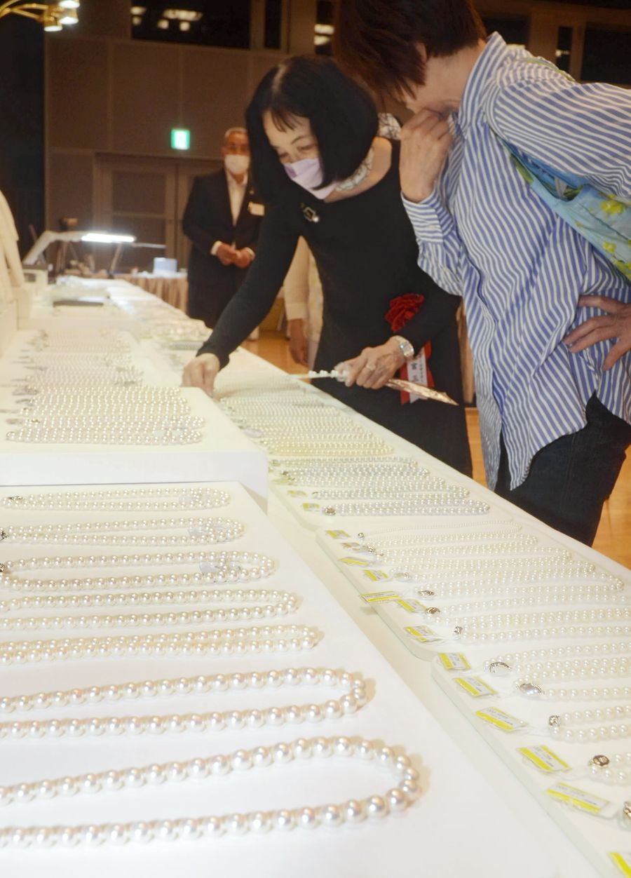 愛媛県産真珠のアクセサリーが並んだパールフェスタ（高知市のかるぽーと）