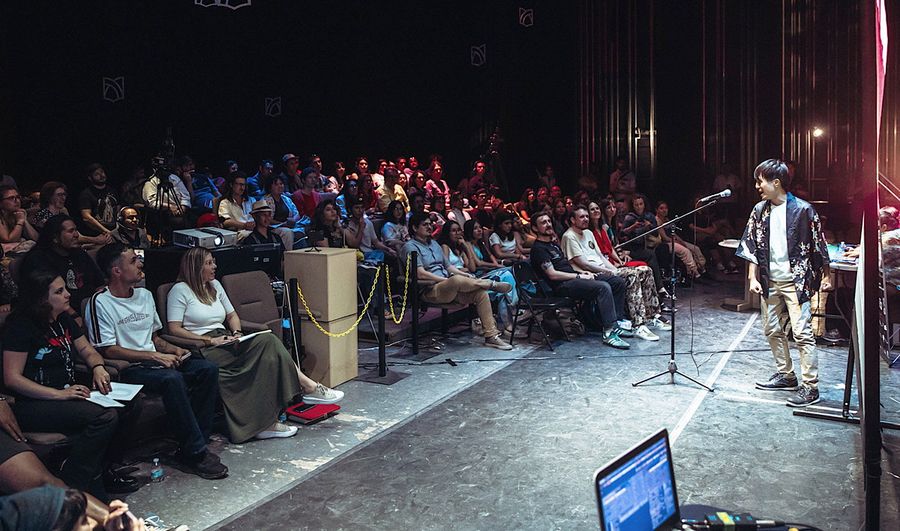 メキシコの世界大会で詩を披露する中内こもるさん（Ｗｏｒｌｄ　Ｐｏｅｔｒｙ　Ｓｌａｍ　Ｏｒｇａｎｉｚａｔｉｏｎ提供）