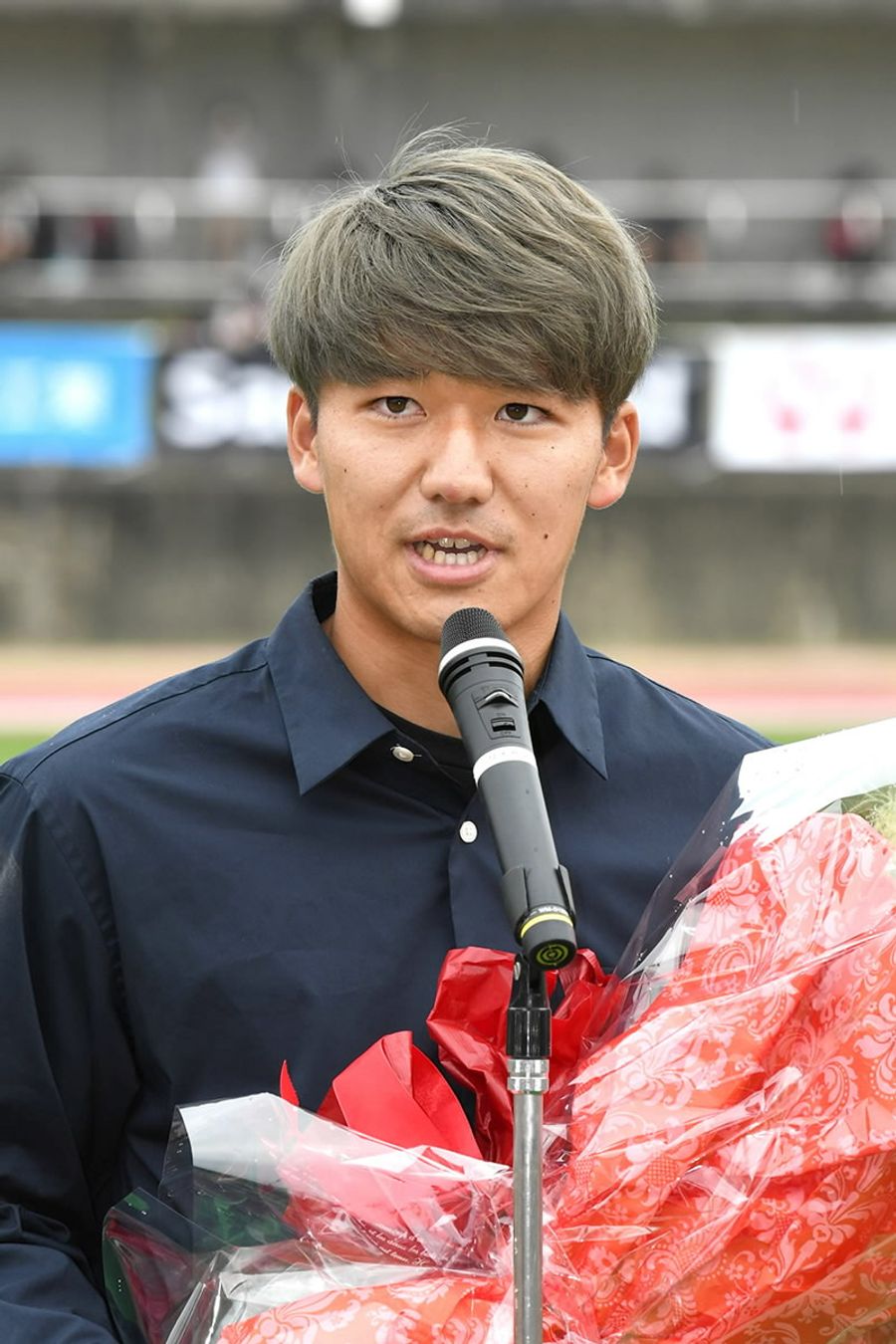 セレモニーであいさつする小林心選手