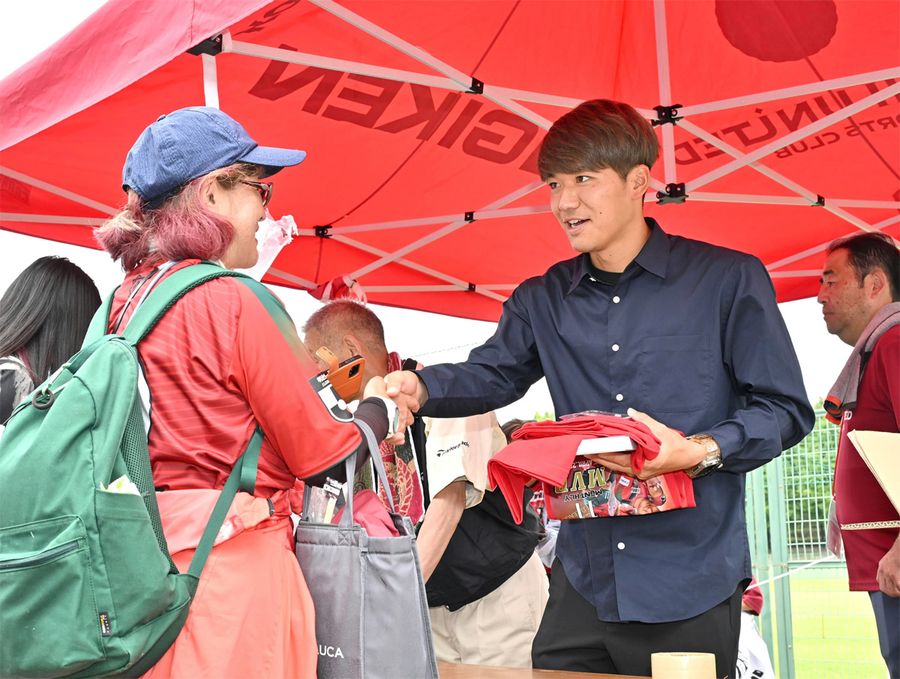 物販イベントでファンと握手する小林心選手