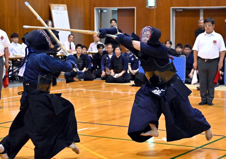 【決勝　高知県警Ａ―ＥＷ本社Ｂ】先鋒戦、高知県警Ａ・出張＝右＝がＥＷ本社Ｂ・川崎から先制の面を決める（写真はいずれも県民体育館＝新田祐也撮影）
