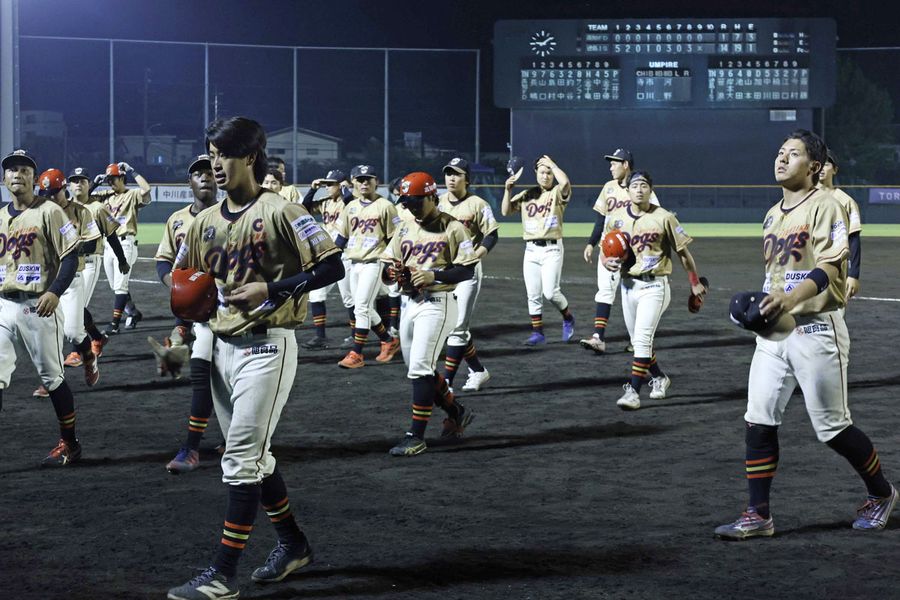 徳島に優勝を許し、肩を落としてベンチに帰るFDナイン(徳島市のむつみスタジアム)