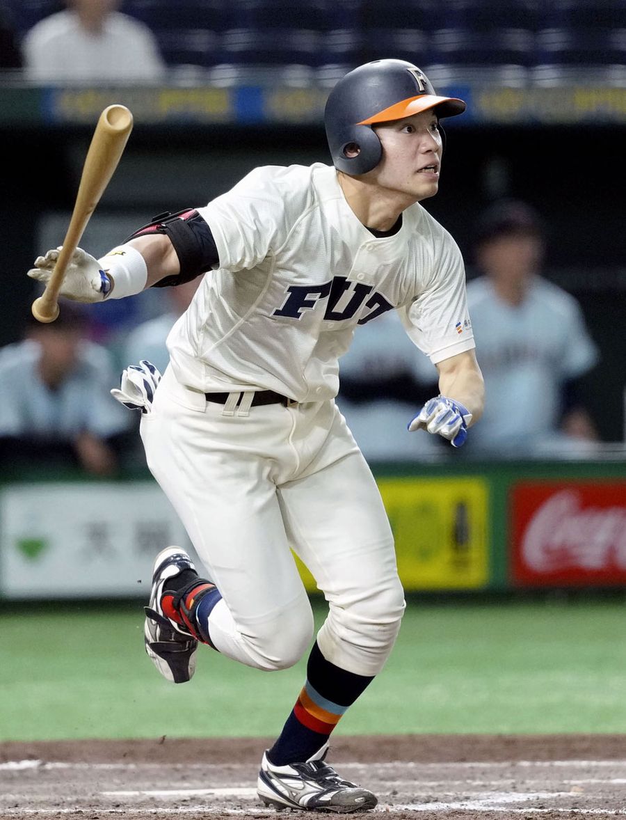 近大工学部戦の９回、サヨナラ２ランを放つ福井工大・高松＝東京ドーム
