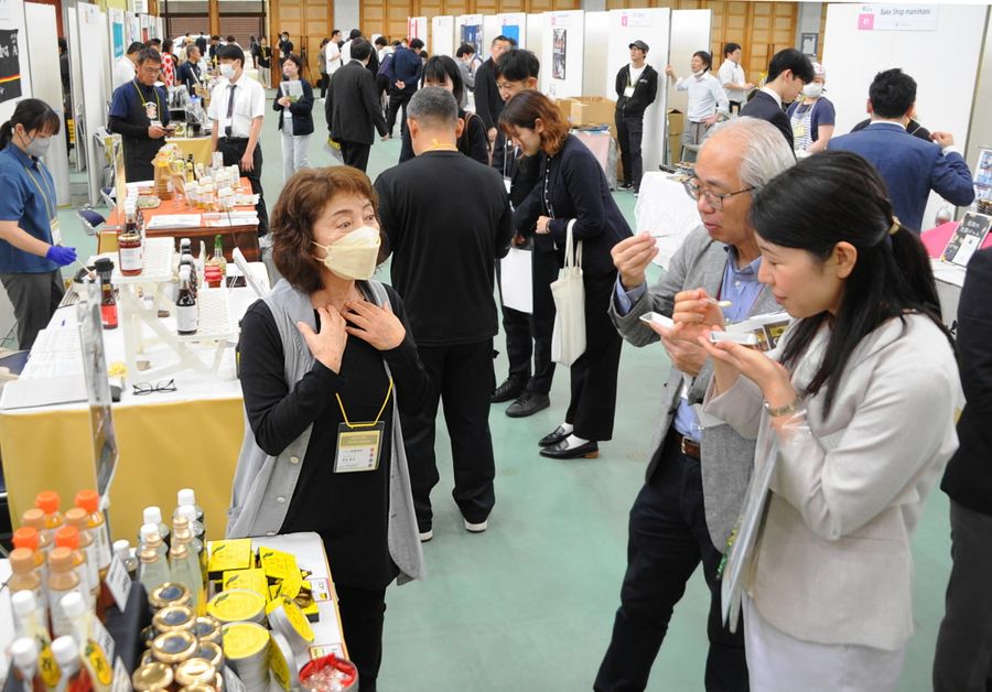 都市部のバイヤーに売り込む県内事業者（高知市布師田）