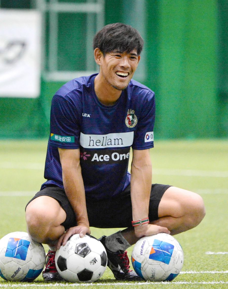 GK教室で子どもを指導する高知Uの大杉啓選手。教室中はだいたい笑顔(高知市のしらさぎドーム)