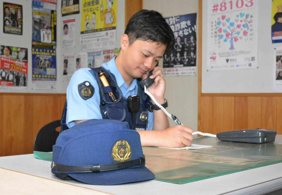 これで蒸れない！」警察官が脱帽 高知県警が暑さ対策でパフォーマンス