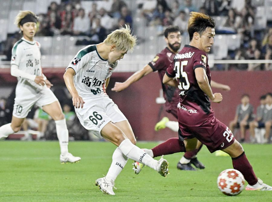 【2回戦 神戸―高知】後半30分、高知Uのインサイドハーフ三好が右足で決めて1―3とする(ノエビアスタジアム神戸=河本真澄撮影)