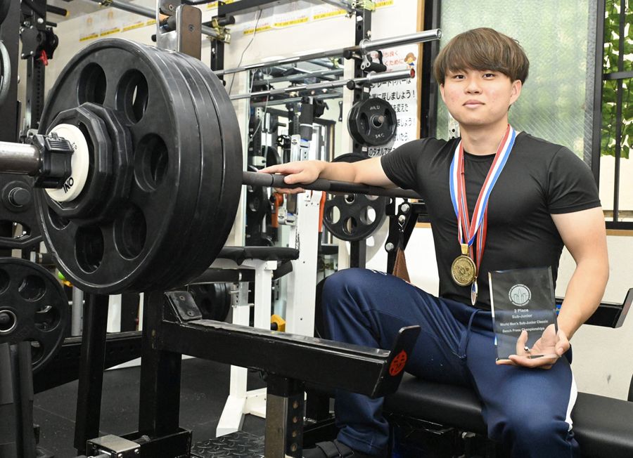 世界新記録の１４８．５キロでベンチプレス世界大会を優勝した常石一斗（高知市のワールドチャンピオンジム）