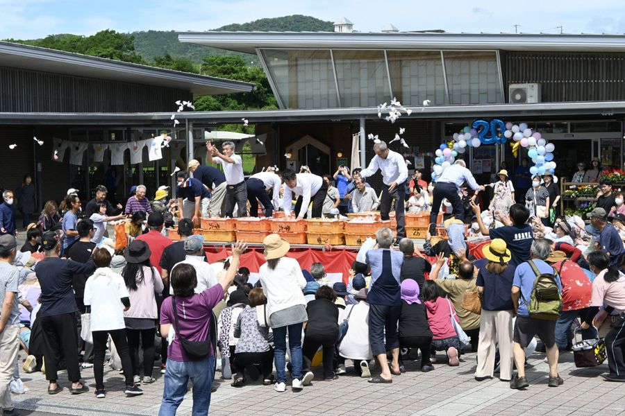 オープン２０周年を祝った道の駅「ビオスおおがた」（黒潮町浮鞭）