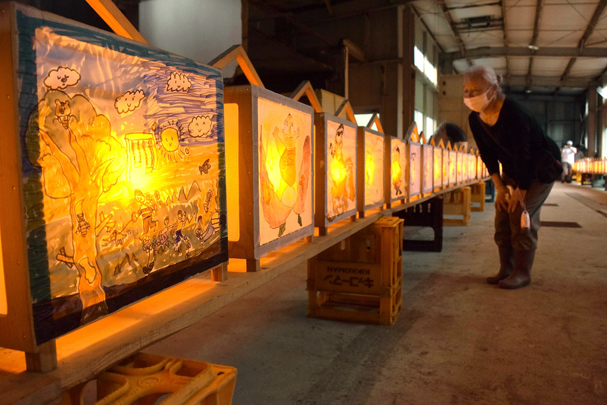 高知の山里の夏祭り、製茶工場跡に浮かぶ絵馬灯籠安芸市奈比賀地区
