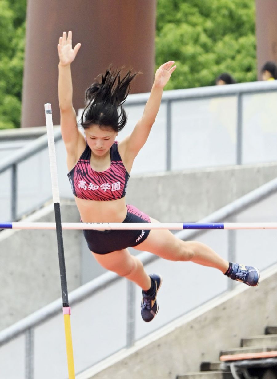 【女子棒高跳び決勝】３メートル５０を跳んで優勝した高知・鈴木夢桜（愛媛ニンジニアスタジアム）