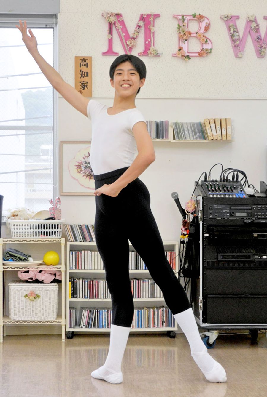「観客を魅了できるダンサーになれるよう頑張りたい」と話す福間悠陽さん（高知市本町４丁目の「マサコ・バレエ・ワークス」）