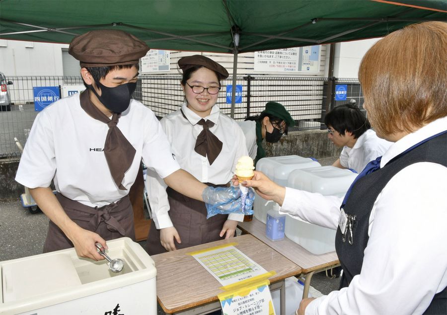 地元のアイスクリンを笑顔で販売する佐川高校定時制の生徒たち（佐川町甲の四国銀行佐川支店駐車場）