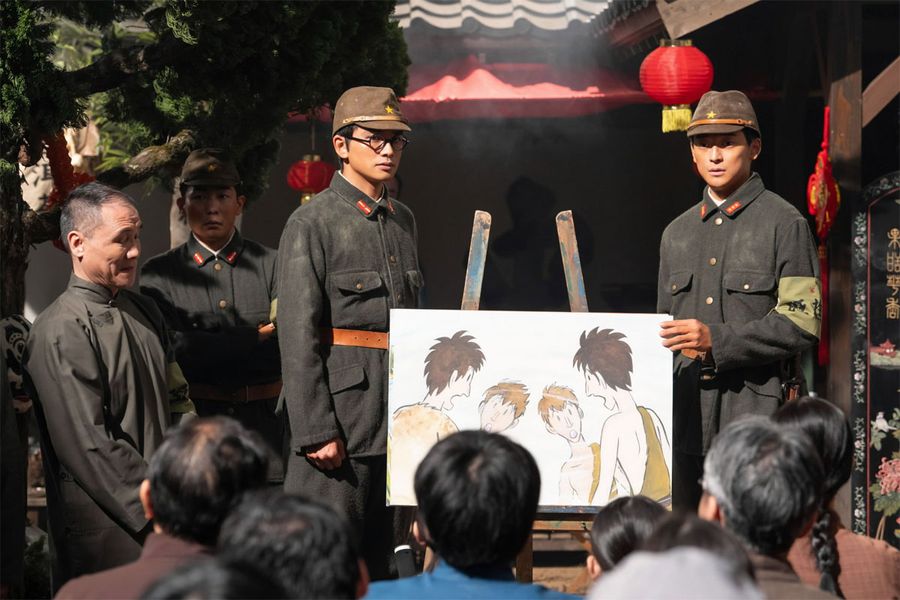 NHK連続テレビ小説「あんぱん」の一場面。やなせたかしさんも中国で紙芝居を制作し、現地住民を楽しませた