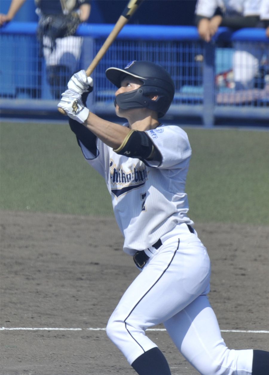 【四国銀行―アークバリア】２回裏四銀１死満塁、柴田が先制の犠飛を放つ（春野球場＝井上太郎撮影）