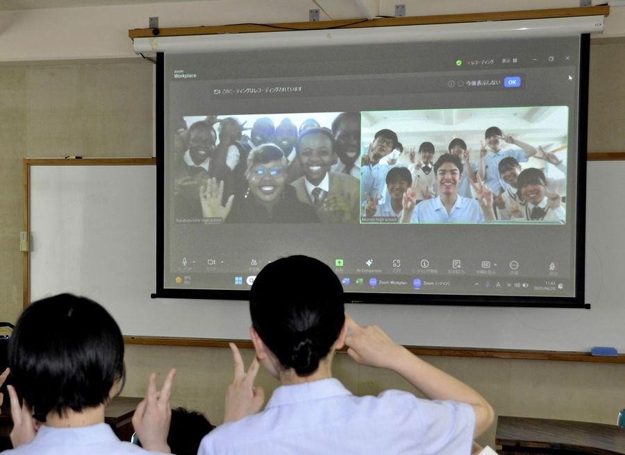 ケニアの「ユネスコスクール」認定校の生徒とオンラインで交流する室戸高生(室戸市室津の同校)
