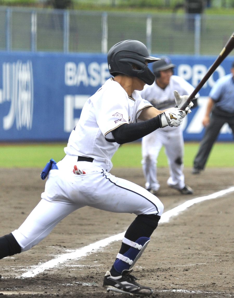 【四国銀行―ＪＲ四国】２回表四銀２死満塁、川田が先制の２点適時打を放つ。三走福岡（春野球場＝井上太郎撮影）