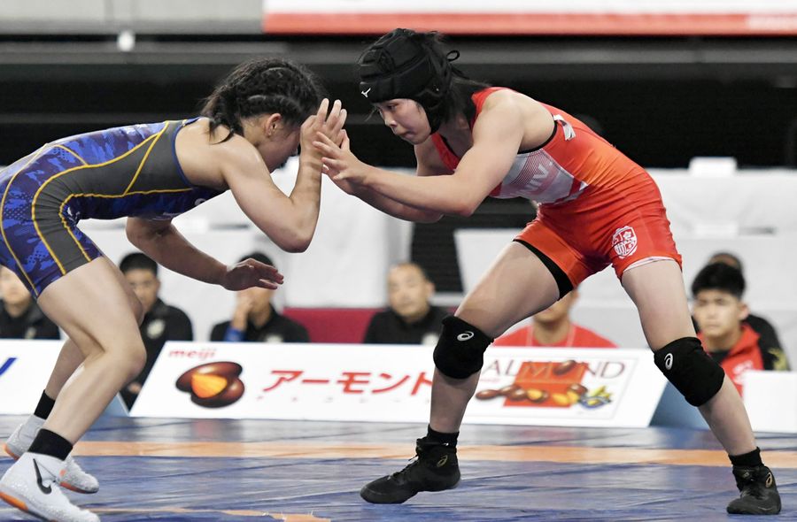 【女子53キロ級代表決定プレーオフ】ライバル村山=左=に敗れ、惜しくも世界選手権出場はかなわなかった清岡もえ(東京体育館)