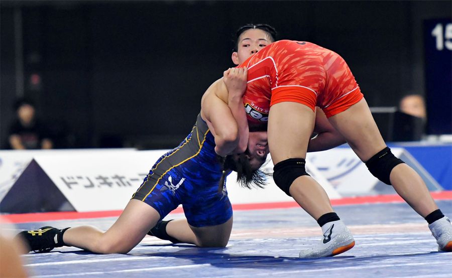 【女子５７キロ級代表決定プレーオフ】初めてのシニアの世界選手権出場を決めた徳原姫花＝左（東京体育館）