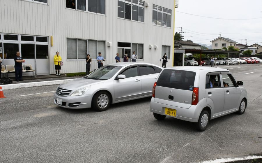 逆走車（右）の回避方法などを学んだ交通安全教室＝土佐市の新土佐自動車学校