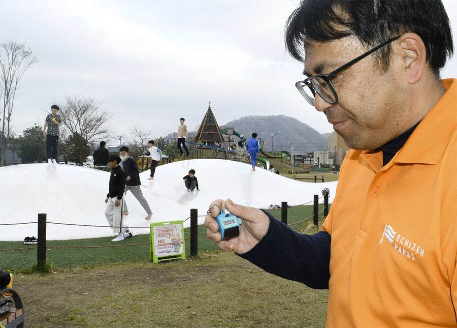 入り込み数を手動カウンターで計測する福井県越前市武生中央公園のスタッフ。統計に正確を期すため県内各施設が工夫を凝らしている＝４月、同市高瀬２丁目