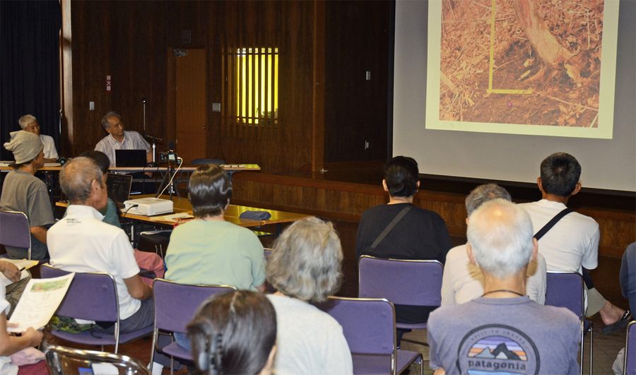 大規模風力発電所の計画地での調査結果を説明した報告会（香美市香北町美良布の市基幹集落センター）