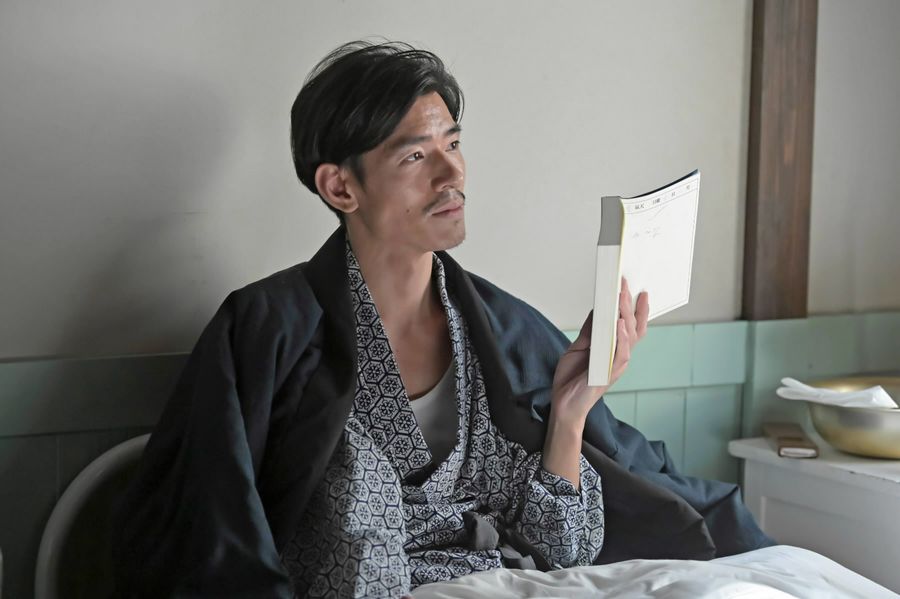 あんぱんの一場面。若松次郎がのぶに速記術で書いたノートを見せる