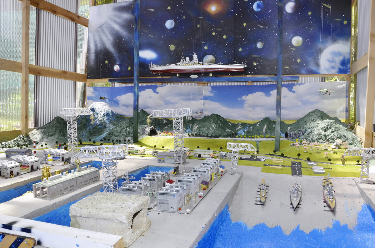 高知の山沿いにあるプール、ブランコ、戦艦ジオラマ…子どもが全力で