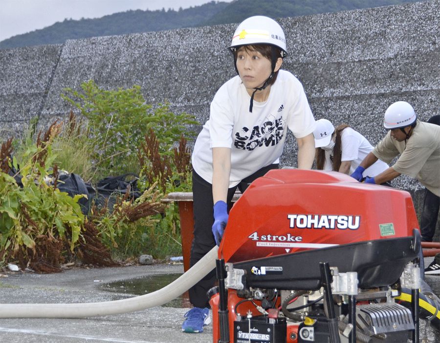 大会に向け、真剣な表情で練習を重ねる中岡香さん（室戸市佐喜浜町）
