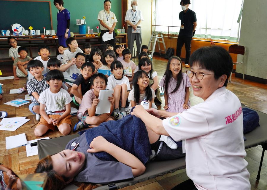 妊婦のおなかの様子をエコー画像で観察した「命の授業」(高知市十津4丁目の十津小学校)