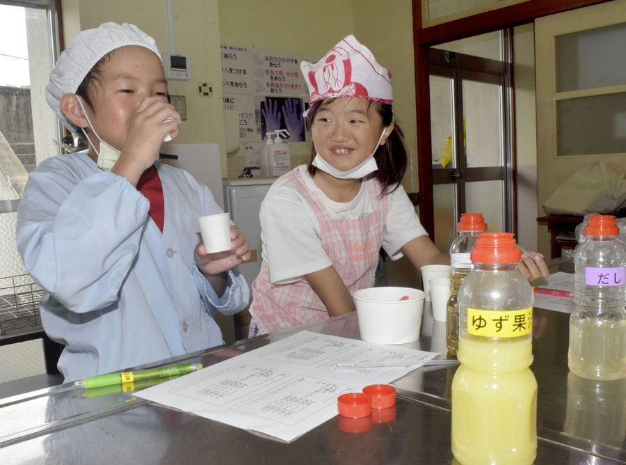 オリジナルのゆずポン酢作りに挑戦する児童（安芸市穴内乙の穴内小）