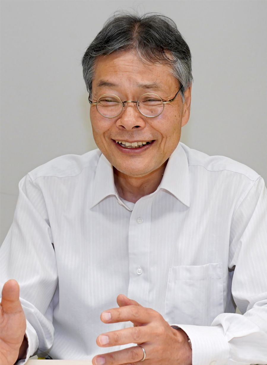 「人の心は長い歳月でもまれて磨かれる。作中の宝石のようなガラスのかけらは、図らずも母の比喩になっていた」と話す中沢晋二さん（高知新聞社）