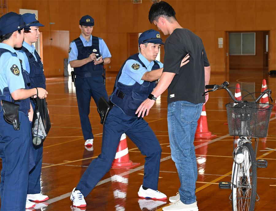 身体検査のやり方を学ぶ初任科生ら(南国市大そね甲の県警察学校)