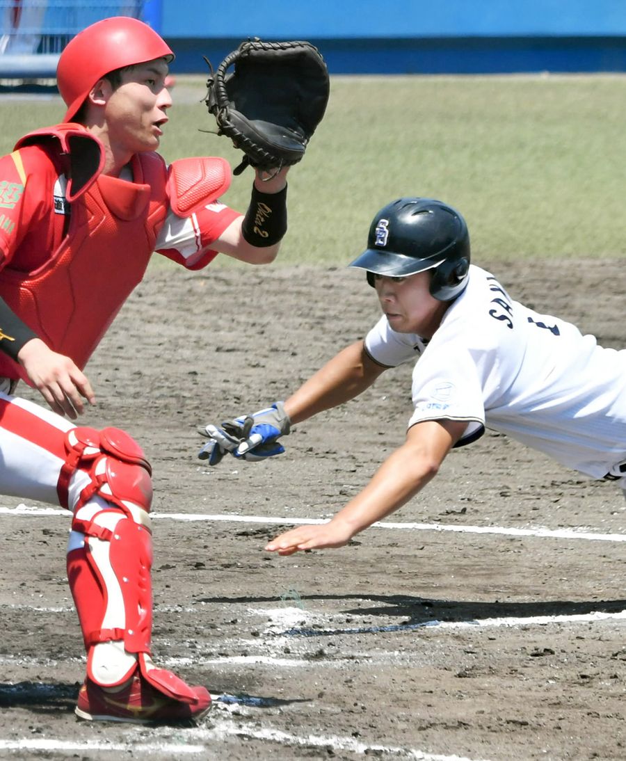 【四国銀行―松山フェニックス】７回裏四銀１死一、三塁、大河のスクイズで三走真田＝右＝がかえり、２―１と勝ち越す（春野球場）