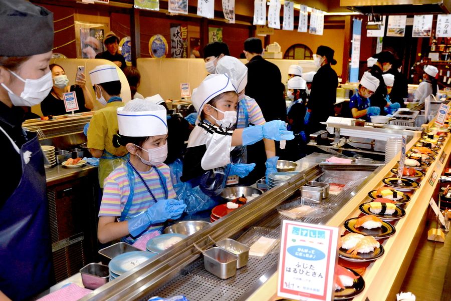好みのネタを選んですしを握る子どもたち（高知市瀬戸西町３丁目）