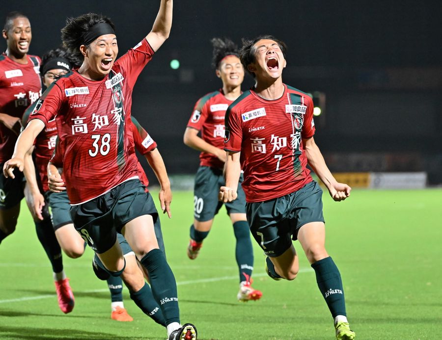 【高知―長野】後半４３分、高知Ｕ・金原＝右端＝が決勝点を挙げ、喜びを爆発させる（春野陸上競技場＝河本真澄撮影）
