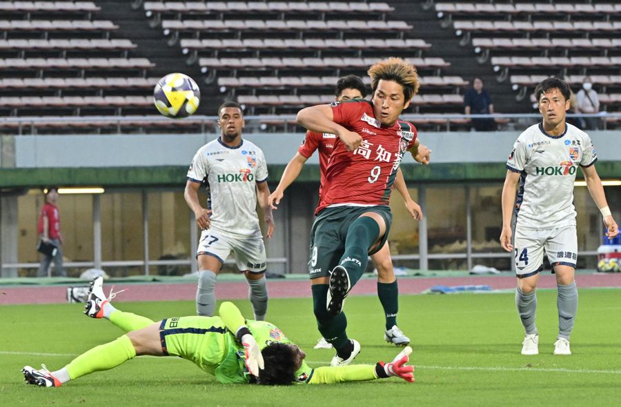 【高知―長野】前半、新谷（９）がシュートを放つ