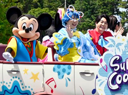 ディズニー、夏はミセスとコラボ メンバーがサプライズで登場